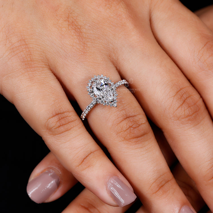 White Gold Ring with a refined and elegant pear diamond setting.