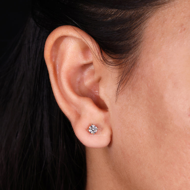 Round earrings studs crafted with precision and IGI-certified diamonds.
