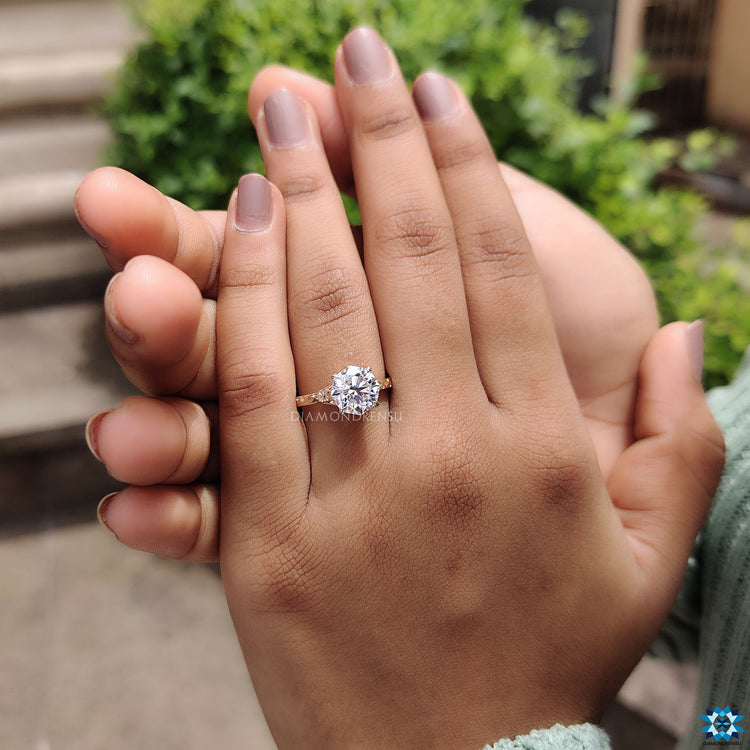 Diamondrensu engagement ring combines style and elegance.
