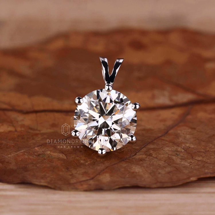 Gold pendant with round cut diamond