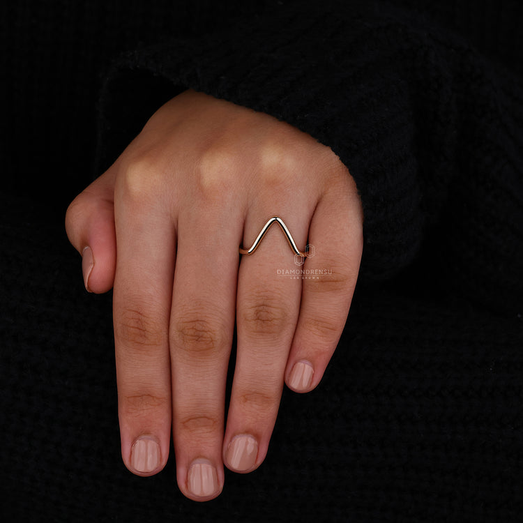 Simple wedding band with a modern V shape
