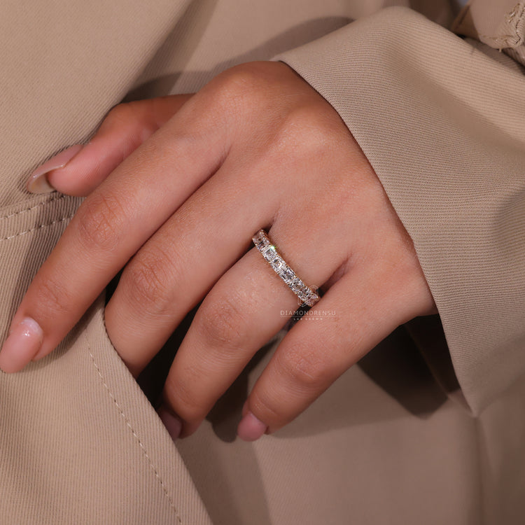 Diamondrensu Asscher cut wedding band.