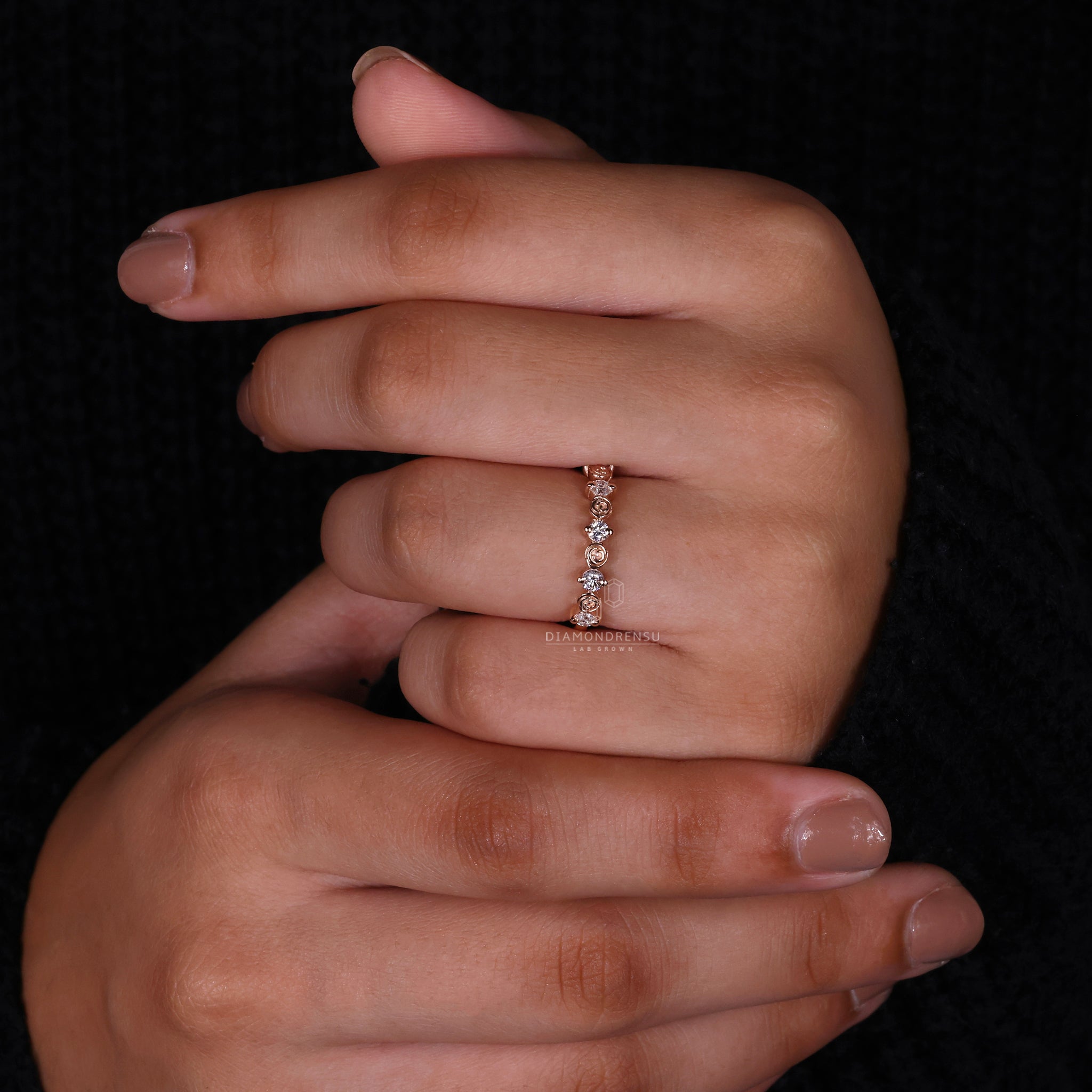 Diamondrensu nature-inspired ring featuring a round cut diamond and floral details.