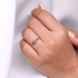 Moss Agate side diamond with round cut side stone.
