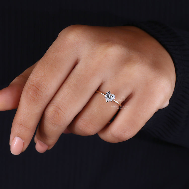 V shaped prong setting highlighting the diamond’s beauty.
