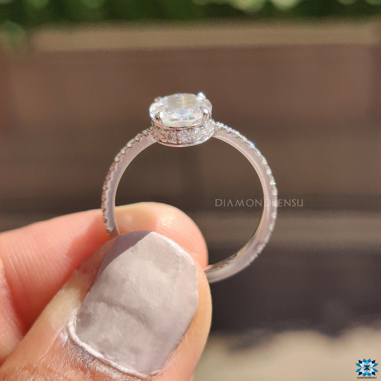 This Diamondrensu engagement ring combines elegance with style.
