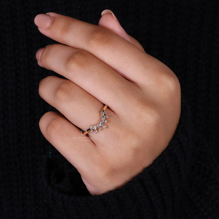 Round diamond wedding band crafted for a radiant look.
