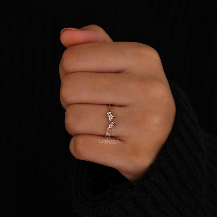 Round diamond band with sparkling diamonds.
