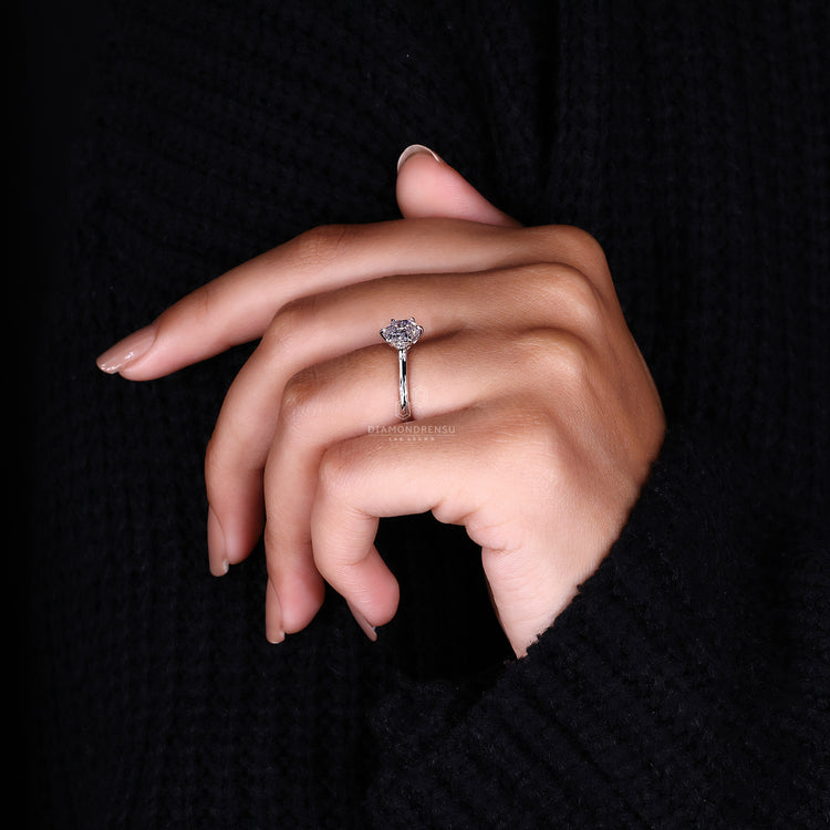 
Solitaire Setting Ring crafted to highlight the center diamond.
