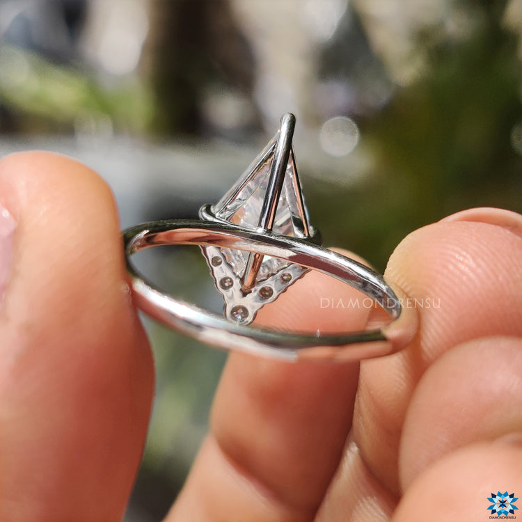 Diamondrensu engagement ring combines elegance and beauty.
