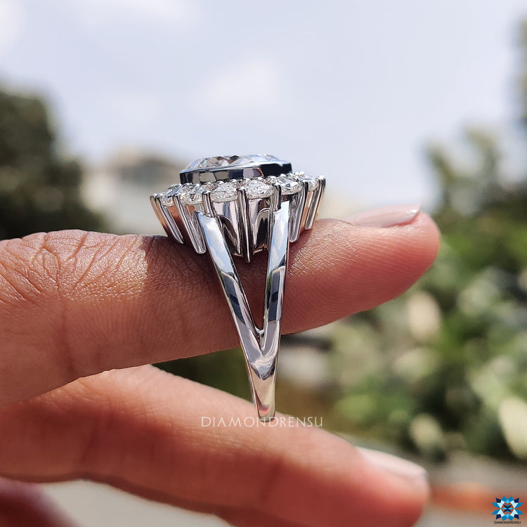 Diamondrensu ring with a beautifully crafted halo setting and a sparkling moissanite stone.