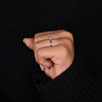 A timeless ring with 4 prong settings showcasing a brilliant diamond centerpiece.
