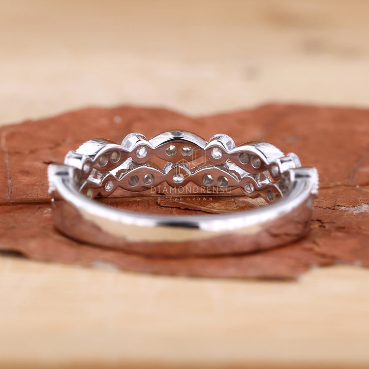 Exquisite diamond prong wedding band in modern design.
