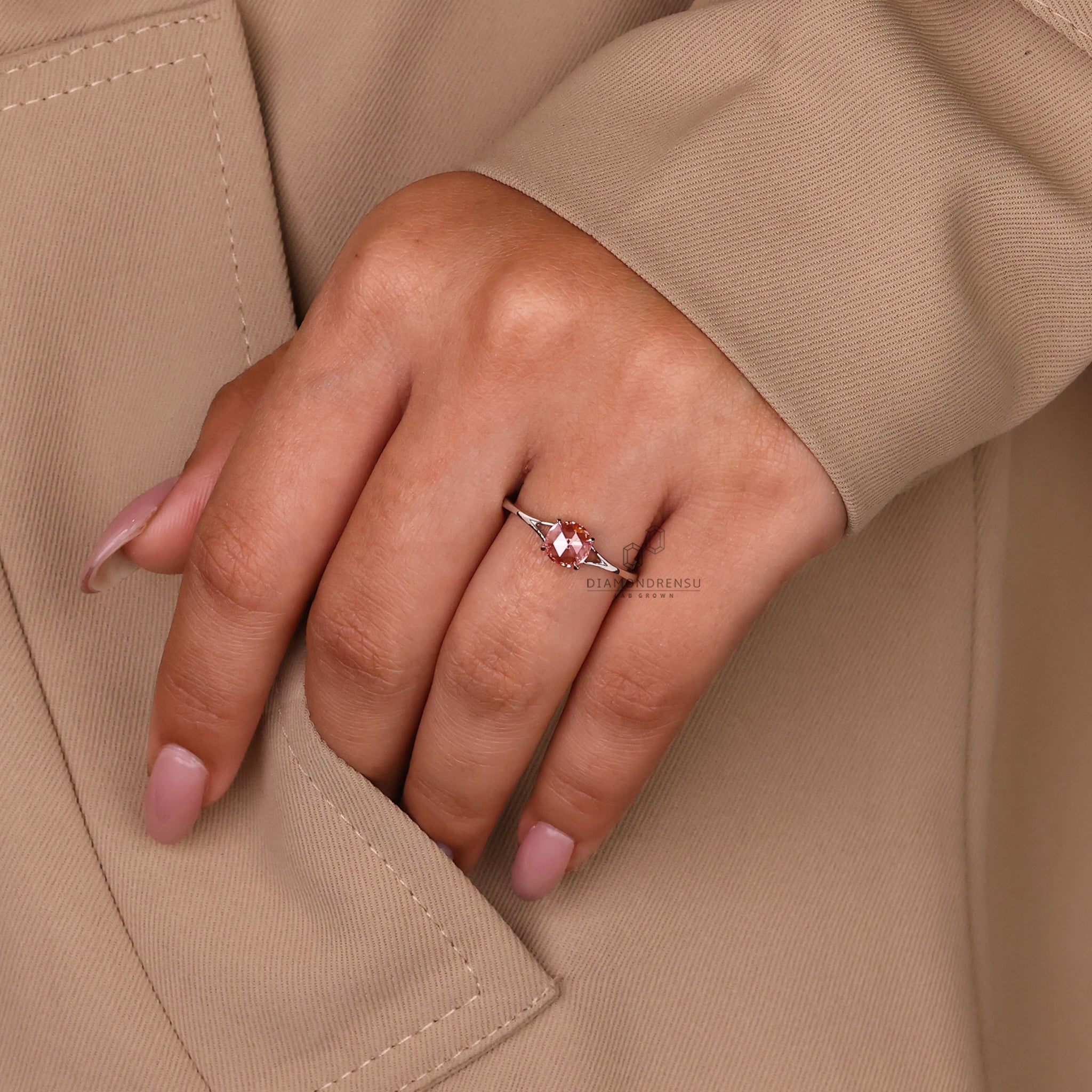 Round cut diamond ring in a sleek and minimalistic style for everyday wear.
