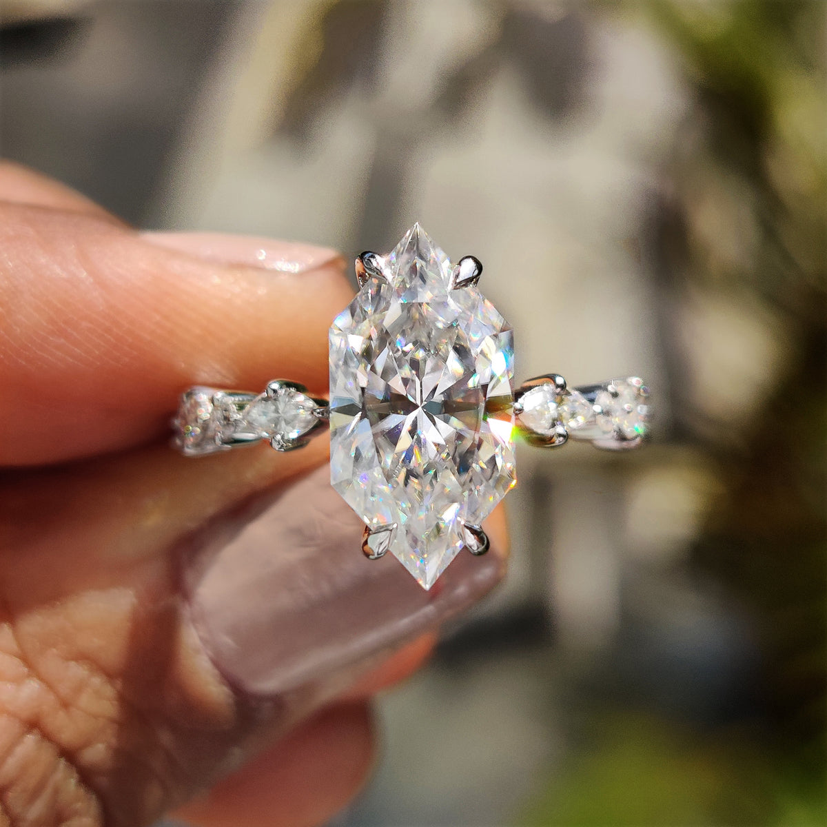 Diamondrensu Dutch marquise moissanite ring with marquise and round side stones
