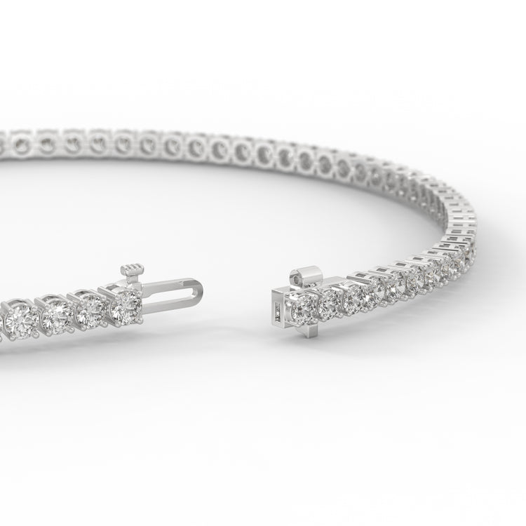 14kt white gold diamond tennis bracelet.
