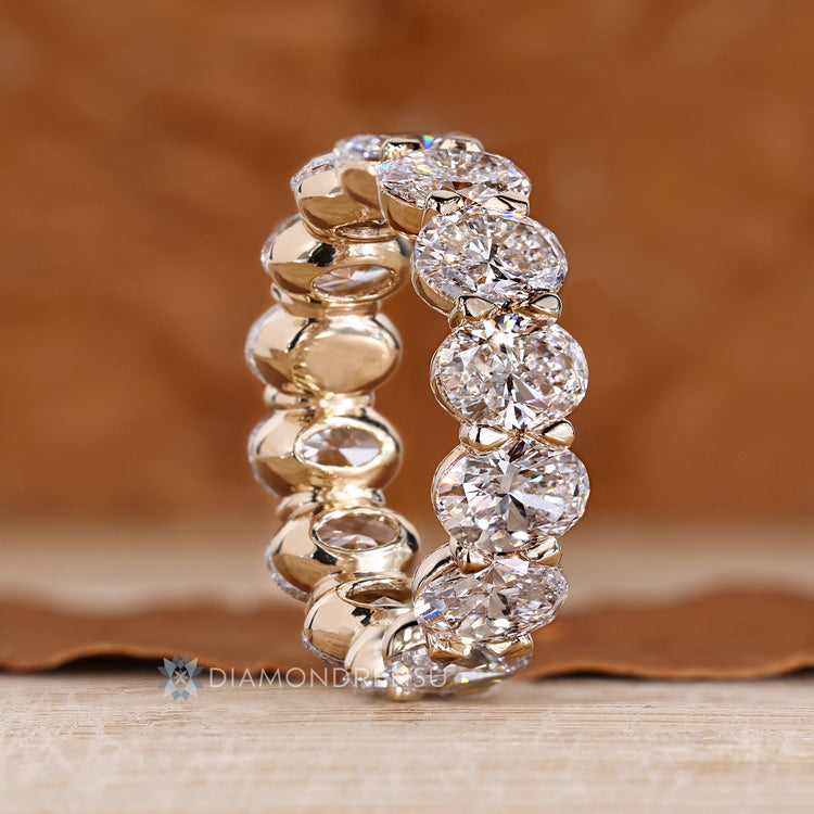 Diamondrensu full eternity band with oval diamonds.