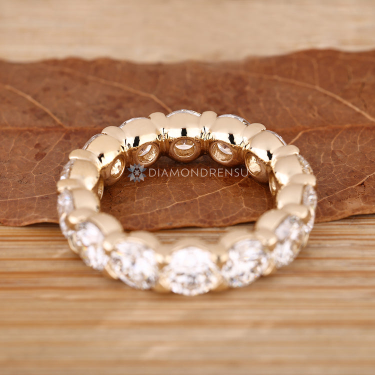 Diamondrensu full eternity band with round diamonds.