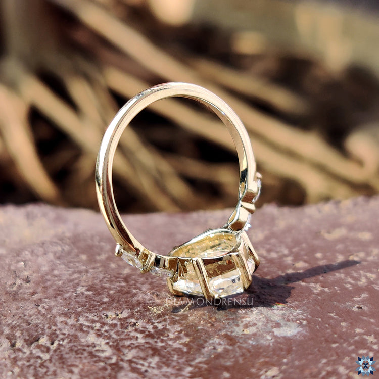 Diamondrensu engagement ring with modern and sleek features.
