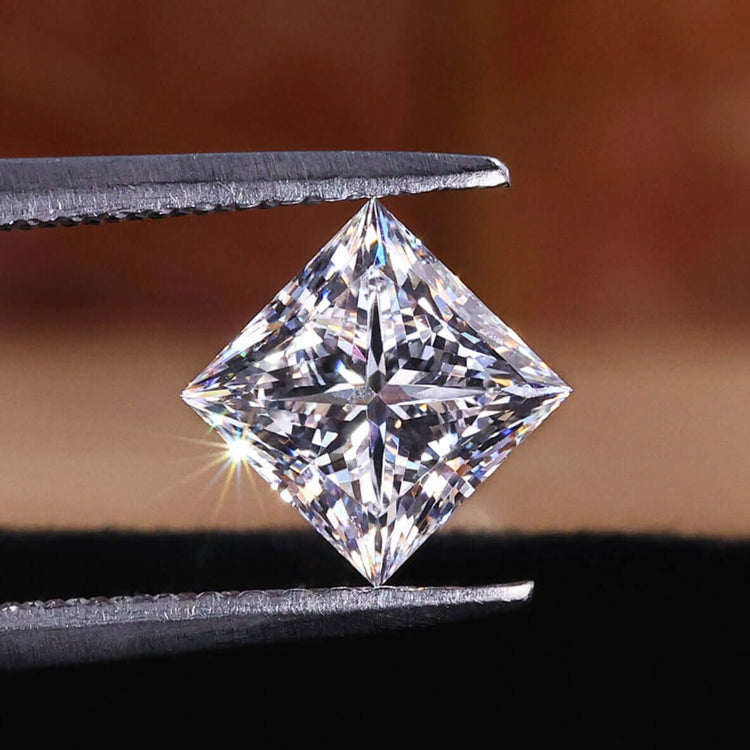 Princess cut diamond from Diamondrensu weighs 1 carat.
