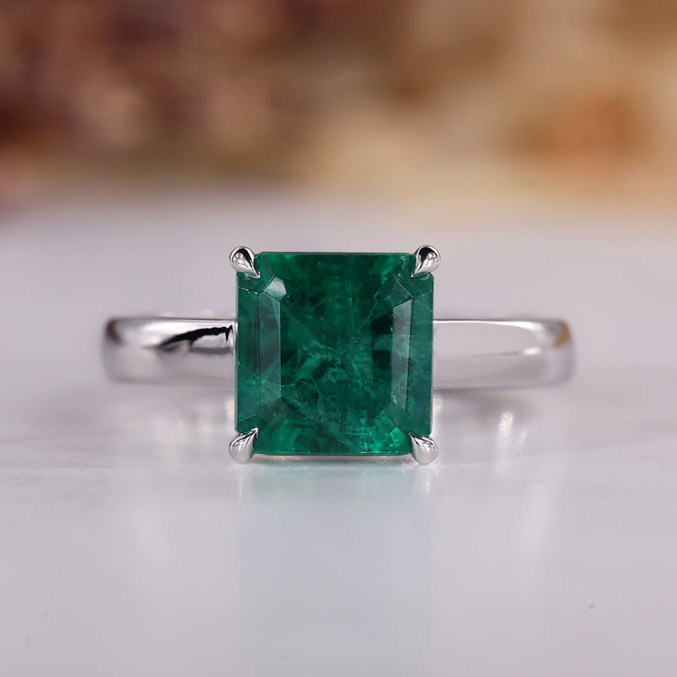 Diamond Solitaire Engagement Ring in white gold.
