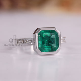 Diamondrensu asscher cut emerald ring.
