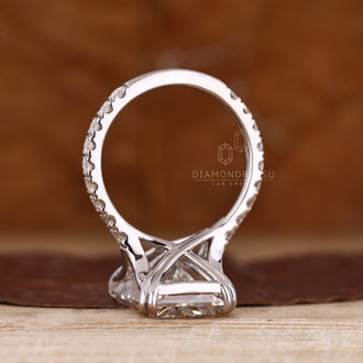 Buy engagement ring with radiant cut diamond.

