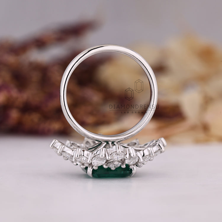 Tapered shank white gold emerald ring.
