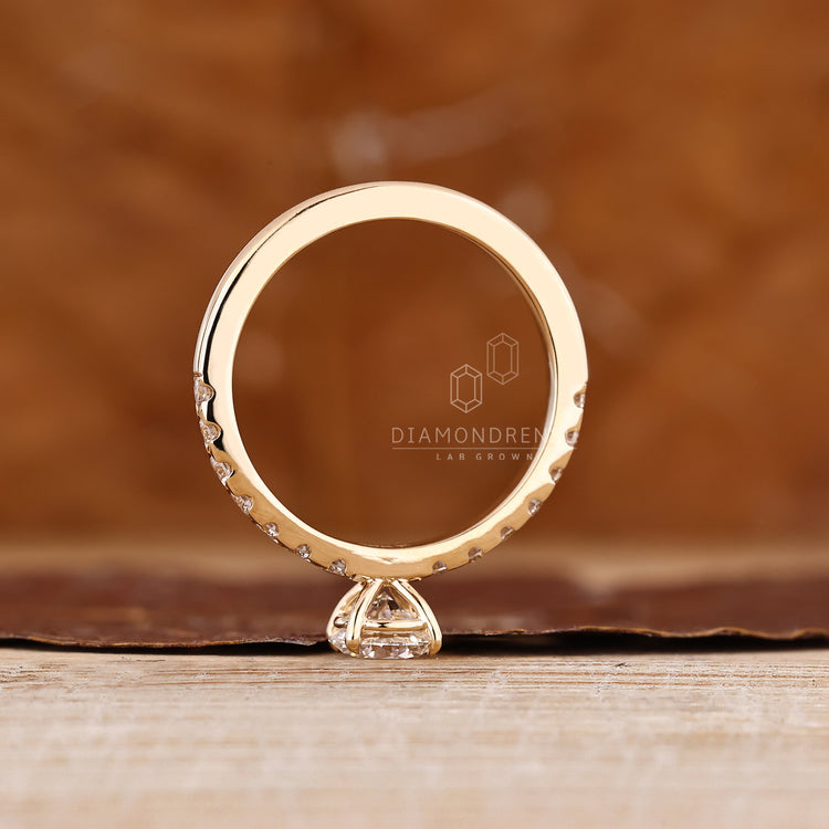 Handcrafted round cut engagement ring made by Diamondrensu artisans.
