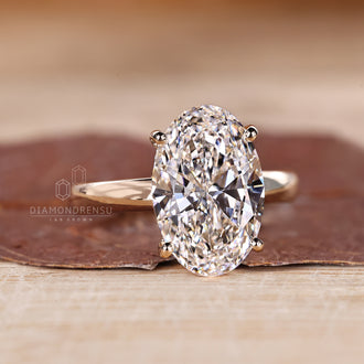 Buy engagement ring with oval diamond.
