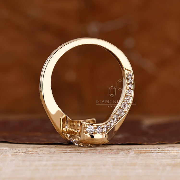 Diamondrensu ring featuring oval cut diamond and pavé setting.
