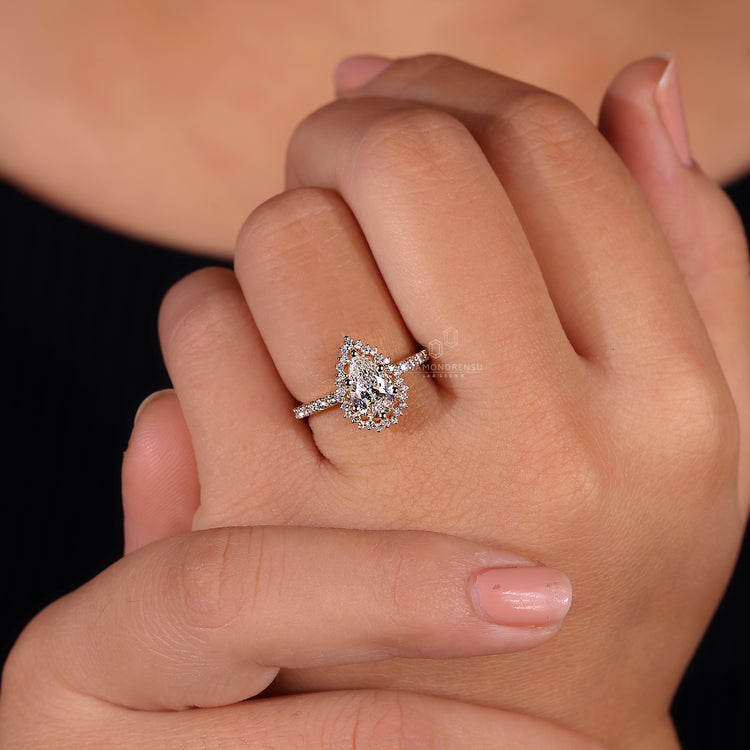 Halo Ring with diamonds that enhance the central stone.