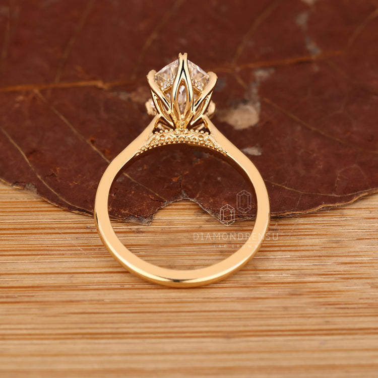 Diamondrensu engagement ring featuring Dutch marquise diamond.
