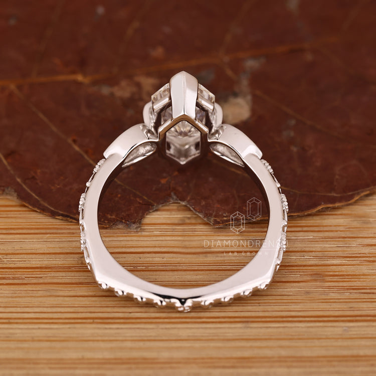 Art deco three stone ring in white gold handmade by Diamondrensu.
