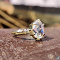 Bubble floating band ring for a distinctive and bold look.
