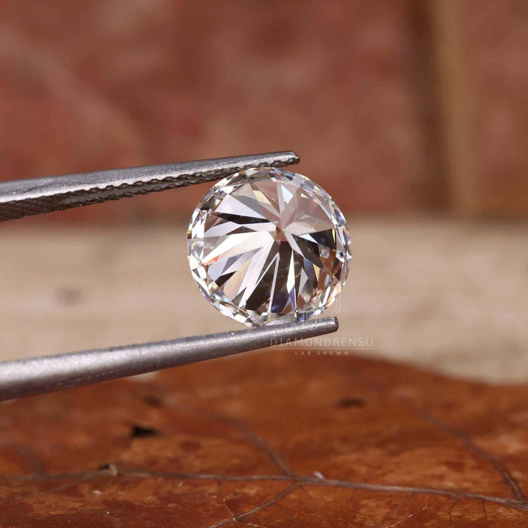 Diamond round cut is a classic choice for personalized rings and pendants.