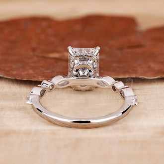 Marquise and Round Diamonds in a unique and luxurious design.
