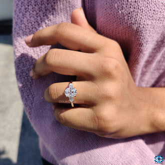 Cathedral setting ring with a timeless touch.
