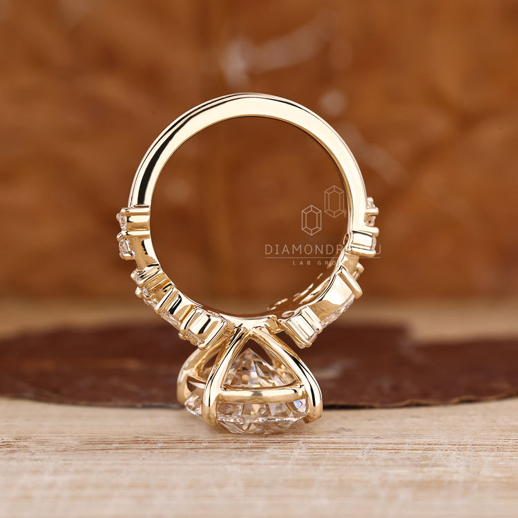 Diamondrensu oval diamond ring with side stones.
