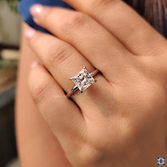 Diamondrensu ring with a unique claw prong setting for elegance.
