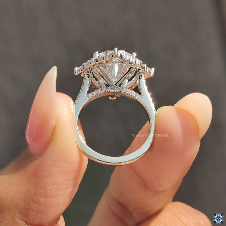 White gold ring with a sleek, polished finish for a refined look.
