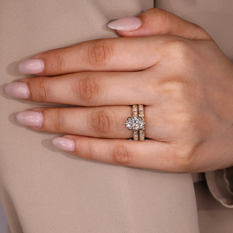 Diamondrensu oval bridal set with vintage style and milgrain details.