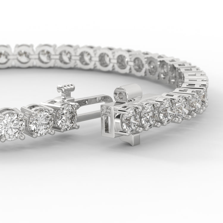 14kt white gold diamond tennis bracelet.
