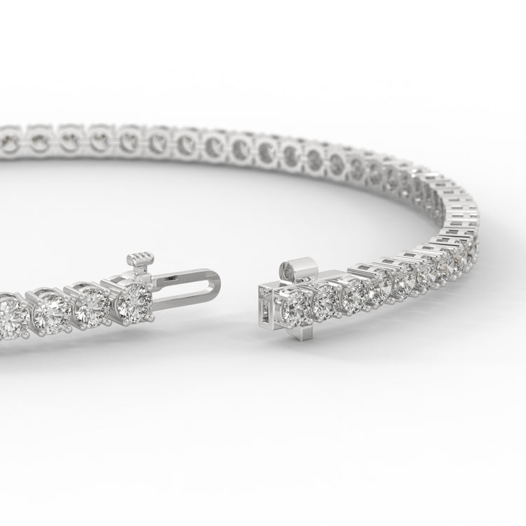 14kt white gold tennis bracelet for women.
