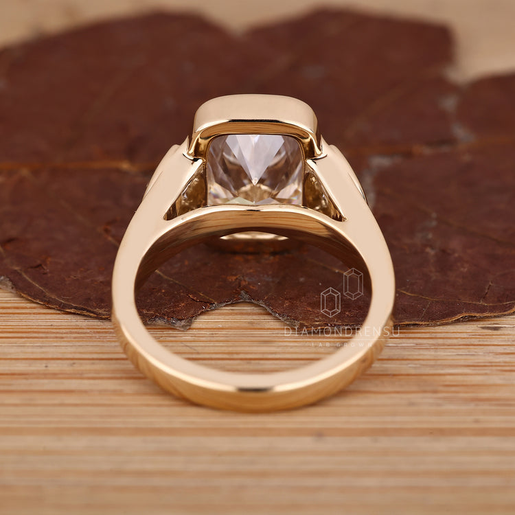 Diamondrensu handmade three diamond ring.
