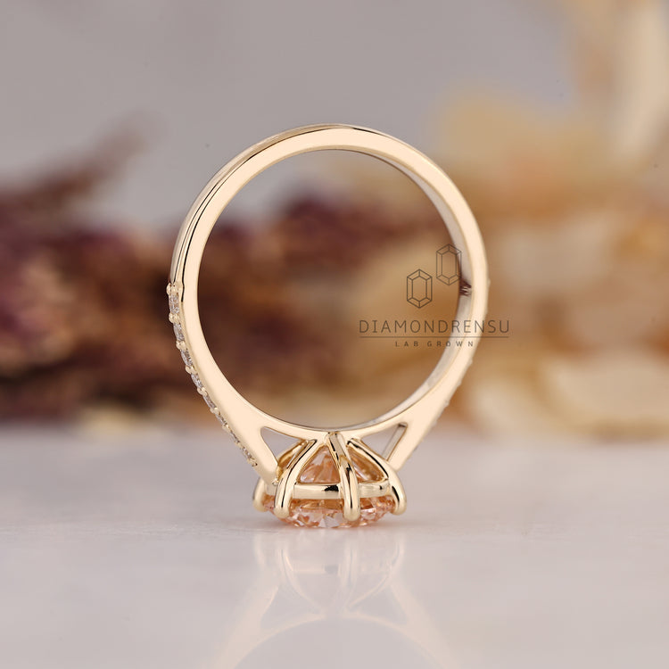 Diamondrensu presents a round diamond ring with pink center stone.