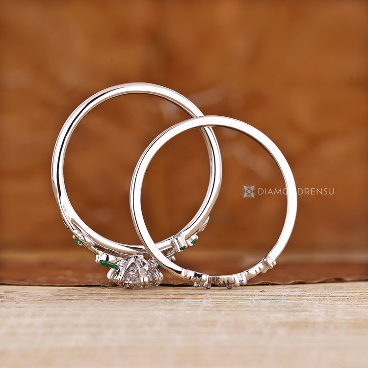 Diamondrensu presents a Dutch marquise center stone with cluster setting.