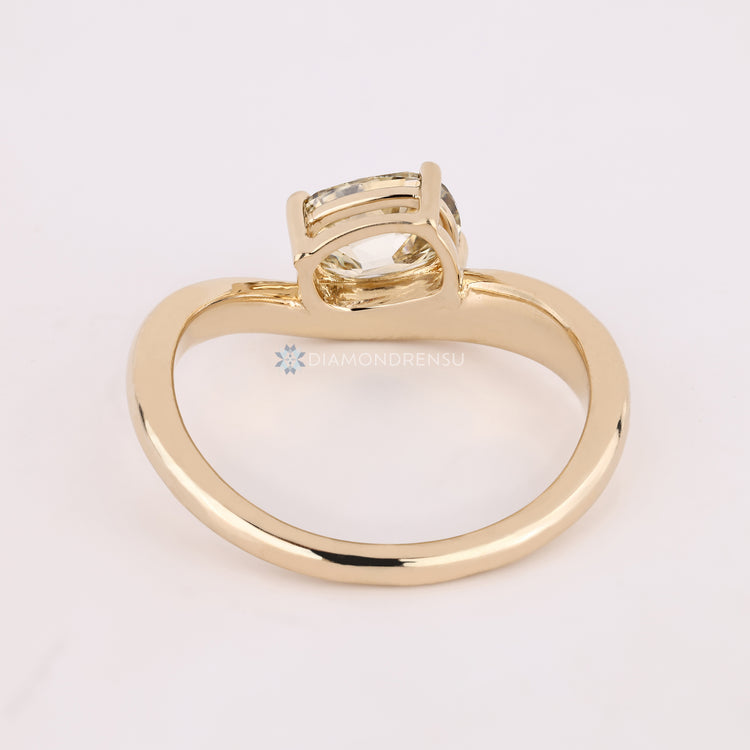 IGI certified lab grown diamond complements the solitaire style.