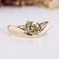 Four claw prong setting secures the center diamond.