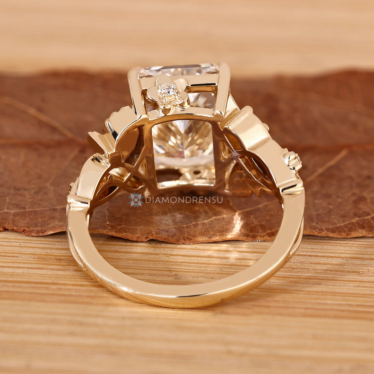 Handmade radiant engagement ring by Diamondrensu.